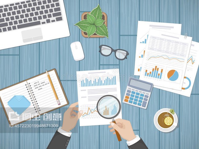 審計(jì)概念。商人審計(jì)師檢查評(píng)估財(cái)務(wù)文件。人的手用放大鏡高于圖形Auditing concepts. Businessman auditor inspects assessing financial documents. Man`s hands with magnifying glass above graphics